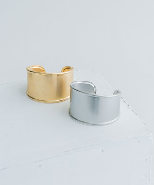 KBF(ケイビーエフ)の「ワイドメタルバングル(ブレスレット・レディース・シルバー/ゴールド・ONE)」の7枚目の写真