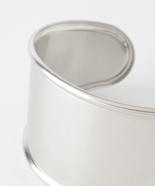 KBF(ケイビーエフ)の「ワイドメタルバングル(ブレスレット・レディース・シルバー/ゴールド・ONE)」の11枚目の写真