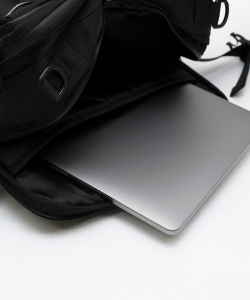 KiU(キウ)の「ウォーターリペレントスクエアバックパック PCバッグ (24L)(バックパック/リュック・メンズ・ブラック・FREE)」の7枚目の写真