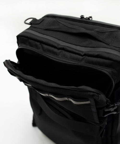 KiU(キウ)の「ウォーターリペレントスクエアバックパック PCバッグ (24L)(バックパック/リュック・メンズ・ブラック・FREE)」の9枚目の写真