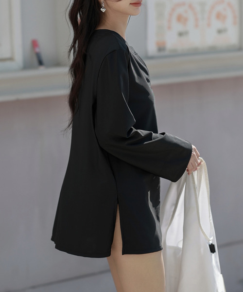 TeddyShop（テディショップ）の「【UVカット率 99.9％以上/UPF50+】レディース水着 長袖キーネックサイドスリットラッシュガード（ラッシュガード・レディース・ブラック・L/M/S/LL）」の4枚目の写真