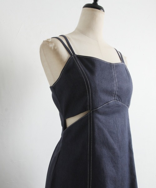 tocco closet(トッコ クローゼット)の「【ZOZO限定】ステッチ入りカットアウトデニムライクキャミワンピース(ワンピース・レディース・インディゴブルー/ブラック・M)」の13枚目の写真