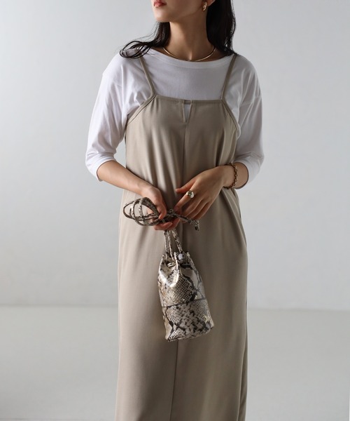 amini(アミニ)の「デザインネックキャミワンピース(Tシャツ/カットソー・レディース・ブラック/ベージュ/オリーブ・MEDIUM)」の21枚目の写真