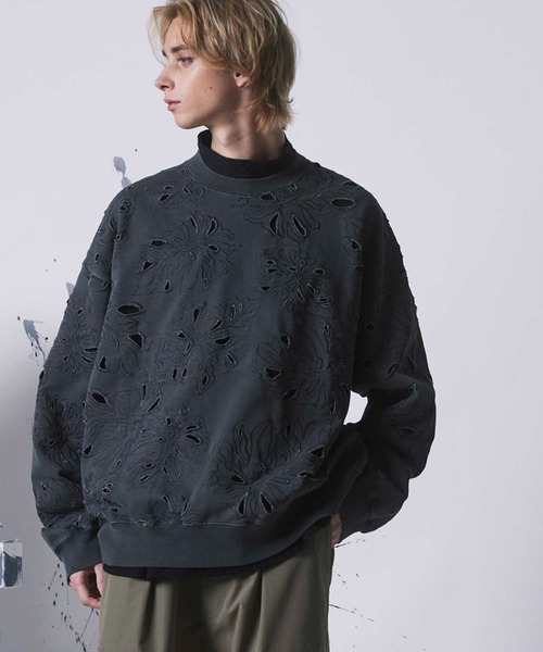 MAISON SPECIAL（メゾンスペシャル）の「《UNISEX》Leaf Cutwork Embroidery Pigment Crew Neck Sweat Pullover/リーフカットワークエンブロイダリーピグメントクルーネックスウェットプルオーバー【MAISON SPECIAL/メゾンスペシャル】（スウェット・メンズ・チャコールグレー・2/1）」の9枚目の写真