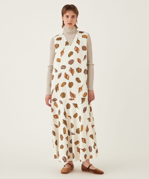 GALERIE VIE（ギャルリー ヴィー）の「ヴィンテージサテン Vネックロングワンピース（ワンピース・レディース・グレー系その他・FREE）」の2枚目の写真