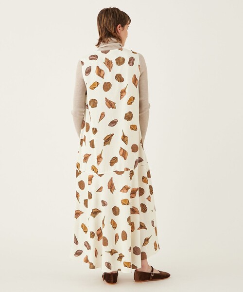 GALERIE VIE（ギャルリー ヴィー）の「ヴィンテージサテン Vネックロングワンピース（ワンピース・レディース・グレー系その他・FREE）」の4枚目の写真