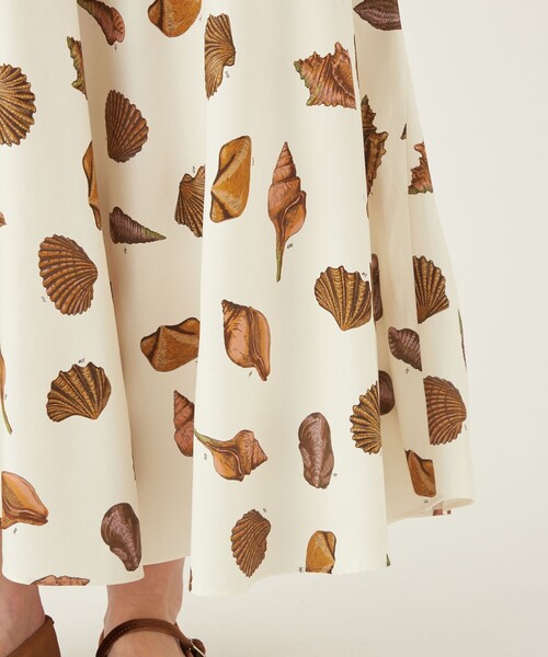 GALERIE VIE（ギャルリー ヴィー）の「ヴィンテージサテン Vネックロングワンピース（ワンピース・レディース・グレー系その他・FREE）」の7枚目の写真