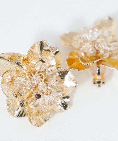 Cupid Heart(キューピッドハート)の「【Cupid Heart】結婚式アクセ!メタルビーズフラワー2WAYイヤリング(イヤリング・レディース・シルバー/ゴールド・MEDIUM)」の4枚目の写真