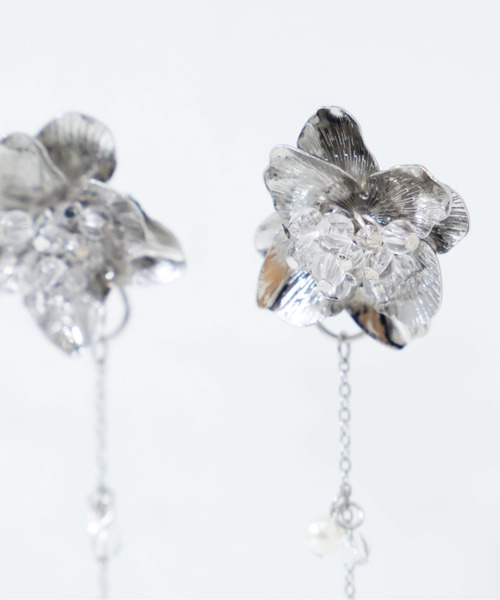 Cupid Heart(キューピッドハート)の「【Cupid Heart】結婚式アクセ!メタルビーズフラワー2WAYイヤリング(イヤリング・レディース・シルバー/ゴールド・MEDIUM)」の5枚目の写真
