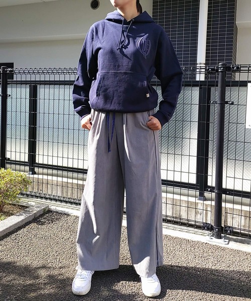 Q（キュー）の「エンブレムパーカー（パーカー・レディース・サンドベージュ/ネイビー・MEDIUM）」の21枚目の写真