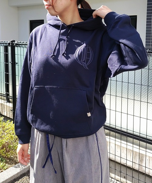 Q（キュー）の「エンブレムパーカー（パーカー・レディース・サンドベージュ/ネイビー・MEDIUM）」の16枚目の写真