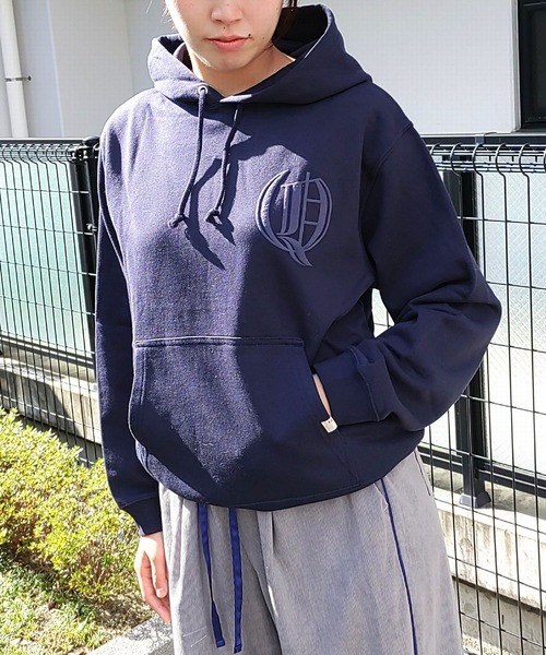 Q（キュー）の「エンブレムパーカー（パーカー・レディース・サンドベージュ/ネイビー・MEDIUM）」の17枚目の写真