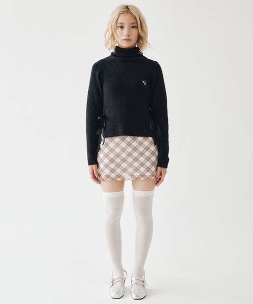 FCMM(エフシーエムエム)の「【日本限定アイテム】SIDE RIBBON TURTLE NECK/サイドリボンタートルネック(ニット/セーター・レディース・アイボリー/ブラック/ピンク・MEDIUM/SMALL)」の5枚目の写真