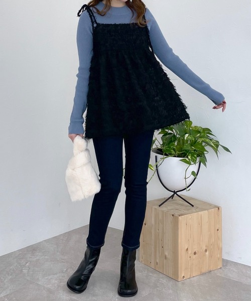 mysty woman(ミスティウーマン)の「フェザーキャミチュニック 997007(シャツ/ブラウス・レディース・ブラック/アイボリー・FREE)」の6枚目の写真