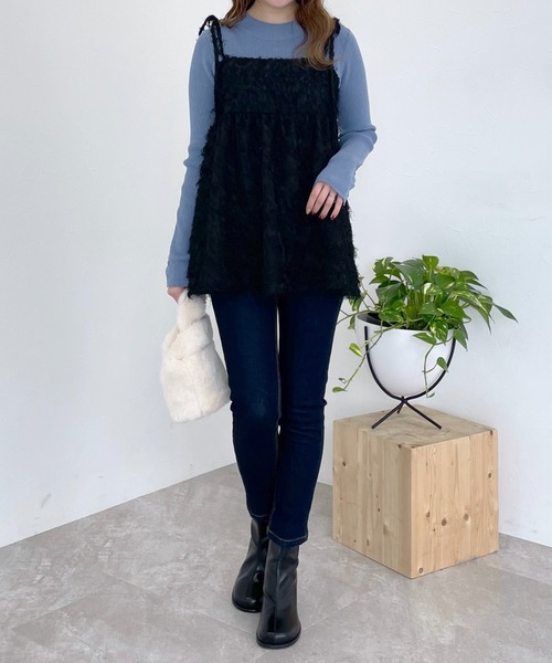 mysty woman(ミスティウーマン)の「フェザーキャミチュニック 997007(シャツ/ブラウス・レディース・ブラック/アイボリー・FREE)」の7枚目の写真