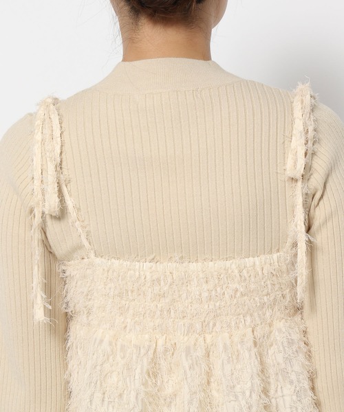 mysty woman(ミスティウーマン)の「フェザーキャミチュニック 997007(シャツ/ブラウス・レディース・ブラック/アイボリー・FREE)」の11枚目の写真