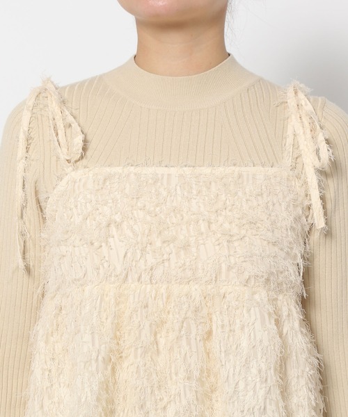 mysty woman(ミスティウーマン)の「フェザーキャミチュニック 997007(シャツ/ブラウス・レディース・ブラック/アイボリー・FREE)」の12枚目の写真