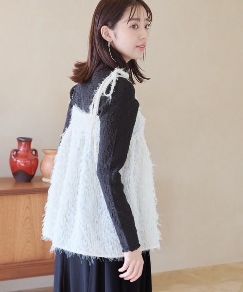 mysty woman(ミスティウーマン)の「フェザーキャミチュニック 997007(シャツ/ブラウス・レディース・ブラック/アイボリー・FREE)」の17枚目の写真