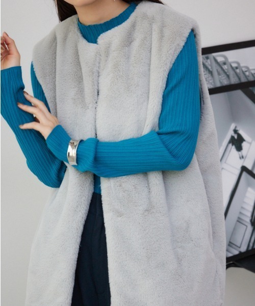 AZUL by moussy(アズールバイマウジー)の「フラッフィーフェイクファーベスト(ベスト・レディース・アイボリー/ブラック/ライトブラウン/ライトグレー・FREE)」の4枚目の写真