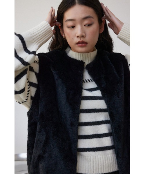 AZUL by moussy(アズールバイマウジー)の「フラッフィーフェイクファーベスト(ベスト・レディース・アイボリー/ブラック/ライトブラウン/ライトグレー・FREE)」の10枚目の写真