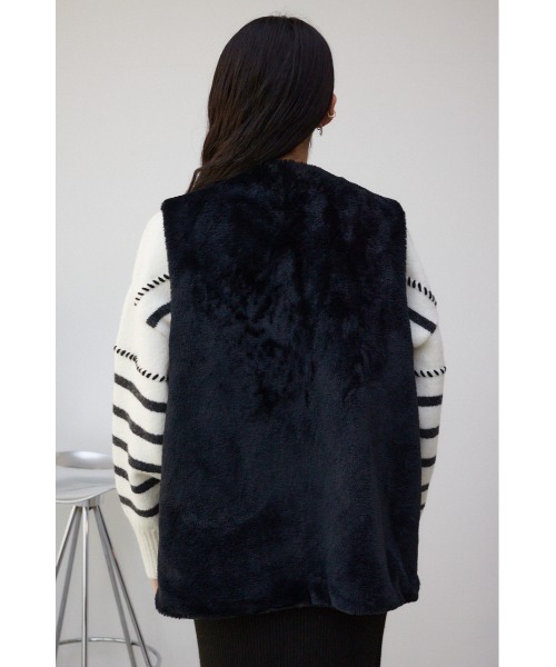 AZUL by moussy(アズールバイマウジー)の「フラッフィーフェイクファーベスト(ベスト・レディース・アイボリー/ブラック/ライトブラウン/ライトグレー・FREE)」の15枚目の写真