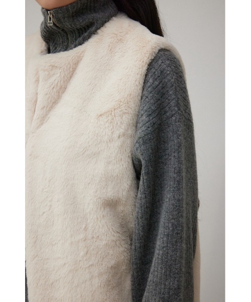 AZUL by moussy(アズールバイマウジー)の「フラッフィーフェイクファーベスト(ベスト・レディース・アイボリー/ブラック/ライトブラウン/ライトグレー・FREE)」の6枚目の写真