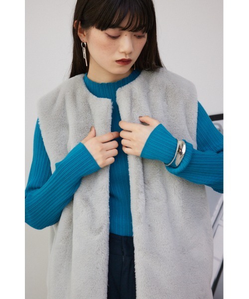 AZUL by moussy(アズールバイマウジー)の「フラッフィーフェイクファーベスト(ベスト・レディース・アイボリー/ブラック/ライトブラウン/ライトグレー・FREE)」の21枚目の写真