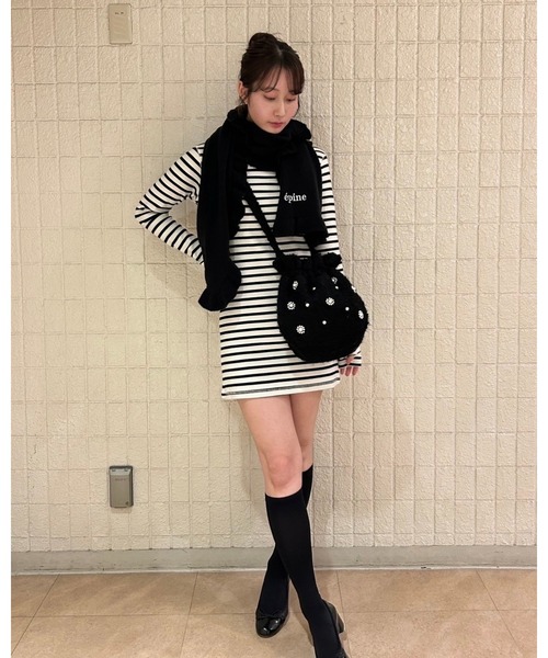 epine(エピヌ)の「flower Pearl fur gather bag(ショルダーバッグ・レディース・アイボリー/ブラック・FREE)」の10枚目の写真