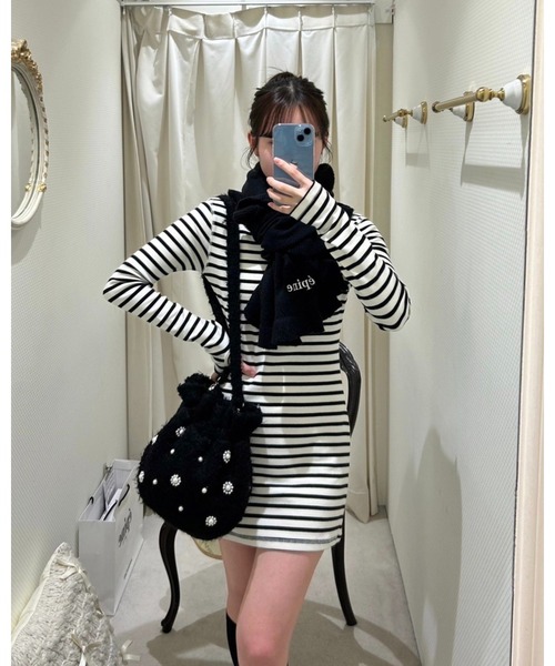 epine(エピヌ)の「flower Pearl fur gather bag(ショルダーバッグ・レディース・アイボリー/ブラック・FREE)」の8枚目の写真