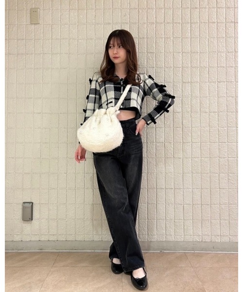 epine(エピヌ)の「flower Pearl fur gather bag(ショルダーバッグ・レディース・アイボリー/ブラック・FREE)」の4枚目の写真