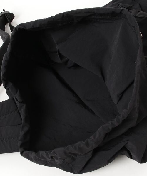 Chikashitsu +(チカシツプラス)の「【Chikashitsu +】pocket string backpack / 【チカシツプラス】ポケットストリングバッグパック(バックパック/リュック・メンズ・アイボリー/ブラック・ONE SIZE)」の6枚目の写真