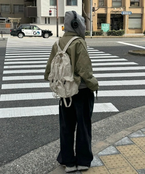 Chikashitsu +(チカシツプラス)の「【Chikashitsu +】pocket string backpack / 【チカシツプラス】ポケットストリングバッグパック(バックパック/リュック・メンズ・アイボリー/ブラック・ONE SIZE)」の21枚目の写真