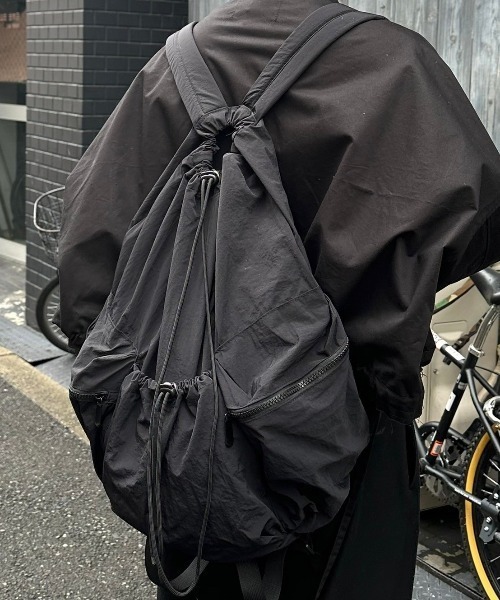 Chikashitsu +(チカシツプラス)の「【Chikashitsu +】pocket string backpack / 【チカシツプラス】ポケットストリングバッグパック(バックパック/リュック・メンズ・アイボリー/ブラック・ONE SIZE)」の3枚目の写真