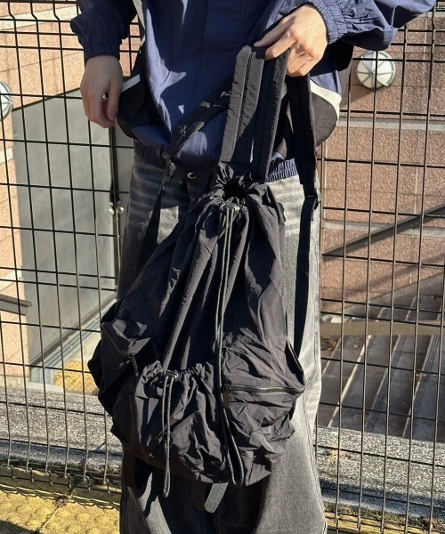 Chikashitsu +(チカシツプラス)の「【Chikashitsu +】pocket string backpack / 【チカシツプラス】ポケットストリングバッグパック(バックパック/リュック・メンズ・アイボリー/ブラック・ONE SIZE)」の7枚目の写真