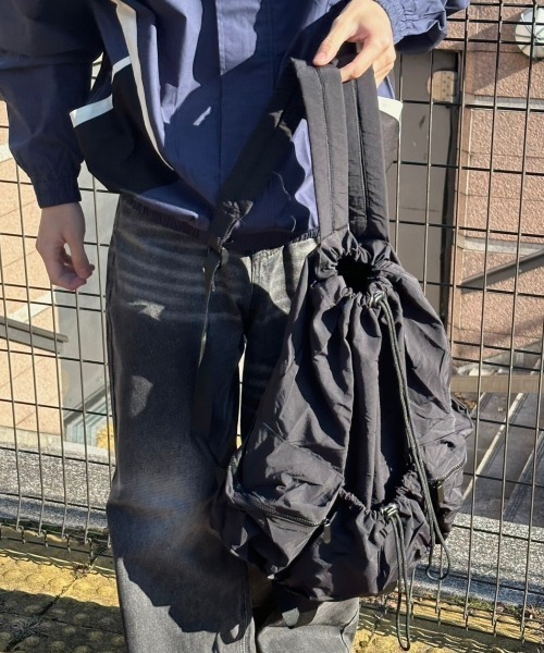 Chikashitsu +(チカシツプラス)の「【Chikashitsu +】pocket string backpack / 【チカシツプラス】ポケットストリングバッグパック(バックパック/リュック・メンズ・アイボリー/ブラック・ONE SIZE)」の8枚目の写真