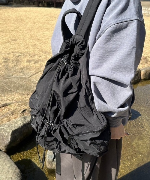 Chikashitsu +(チカシツプラス)の「【Chikashitsu +】pocket string backpack / 【チカシツプラス】ポケットストリングバッグパック(バックパック/リュック・メンズ・アイボリー/ブラック・ONE SIZE)」の9枚目の写真