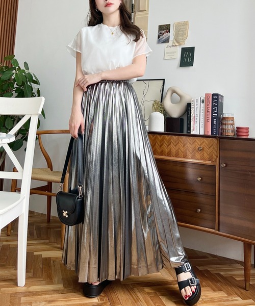 moment+（モーメントプラス）の「メタリックプリーツスカート