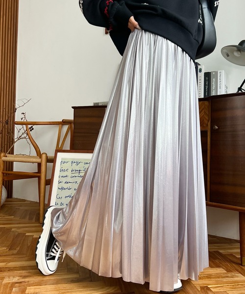moment+(モーメントプラス)の「メタリックプリーツスカート(スカート・レディース・シルバー/ブラック/ゴールド・M)」の6枚目の写真