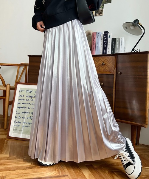 moment+(モーメントプラス)の「メタリックプリーツスカート(スカート・レディース・シルバー/ブラック/ゴールド・M)」の5枚目の写真