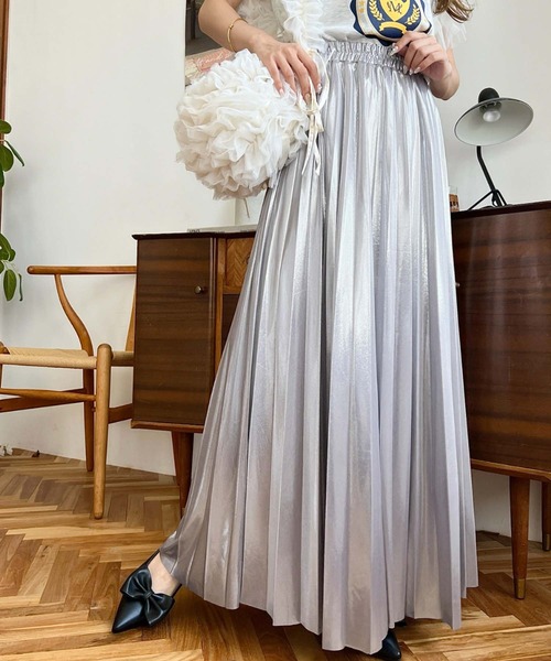 moment+(モーメントプラス)の「メタリックプリーツスカート(スカート・レディース・シルバー/ブラック/ゴールド・M)」の4枚目の写真