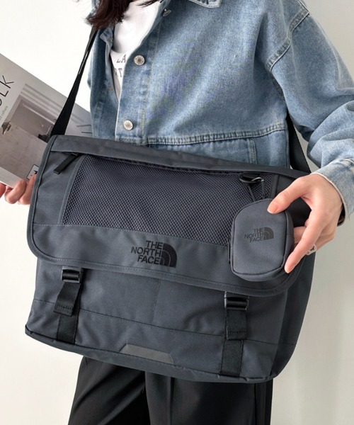 THE NORTH FACE(ザノースフェイス)の「国内未発売 THE NORTH FACE(ザ・ノースフェイス)/カラビナミニポーチ付 A4 対応 収納ポケット多数 ショルダーバッグ/SUPER MESSENGER BAG L(ショルダーバッグ・レディース・ブラック/ホワイト/チャコールグレー・FREE)」の3枚目の写真