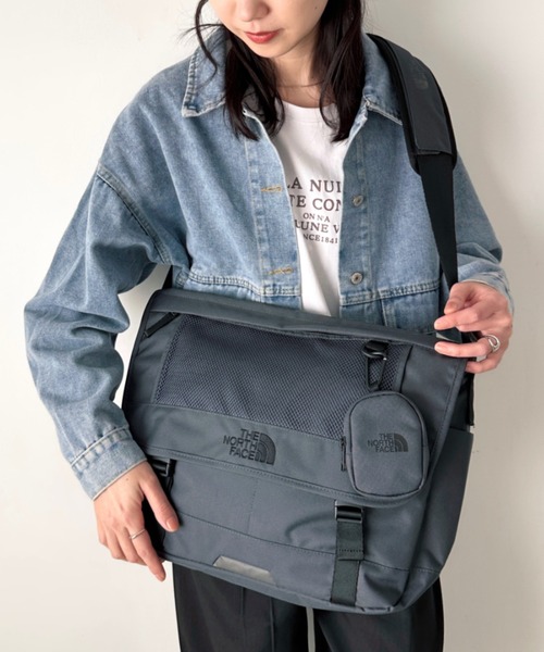 THE NORTH FACE(ザノースフェイス)の「国内未発売 THE NORTH FACE(ザ・ノースフェイス)/カラビナミニポーチ付 A4 対応 収納ポケット多数 ショルダーバッグ/SUPER MESSENGER BAG L(ショルダーバッグ・レディース・ブラック/ホワイト/チャコールグレー・FREE)」の16枚目の写真