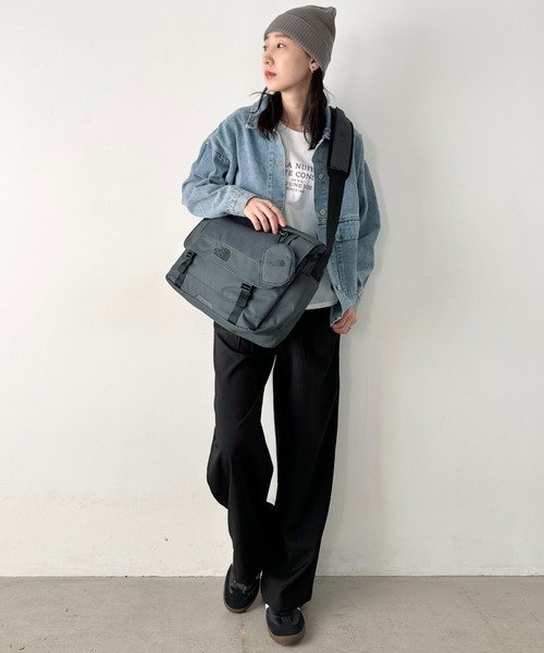 THE NORTH FACE(ザノースフェイス)の「国内未発売 THE NORTH FACE(ザ・ノースフェイス)/カラビナミニポーチ付 A4 対応 収納ポケット多数 ショルダーバッグ/SUPER MESSENGER BAG L(ショルダーバッグ・レディース・ブラック/ホワイト/チャコールグレー・FREE)」の21枚目の写真