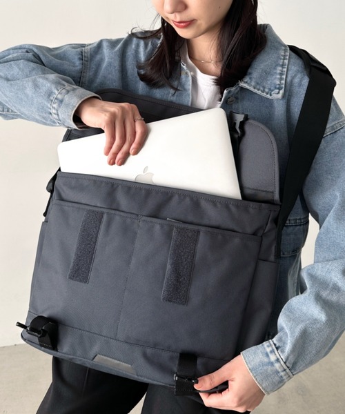 THE NORTH FACE(ザノースフェイス)の「国内未発売 THE NORTH FACE(ザ・ノースフェイス)/カラビナミニポーチ付 A4 対応 収納ポケット多数 ショルダーバッグ/SUPER MESSENGER BAG L(ショルダーバッグ・レディース・ブラック/ホワイト/チャコールグレー・FREE)」の14枚目の写真