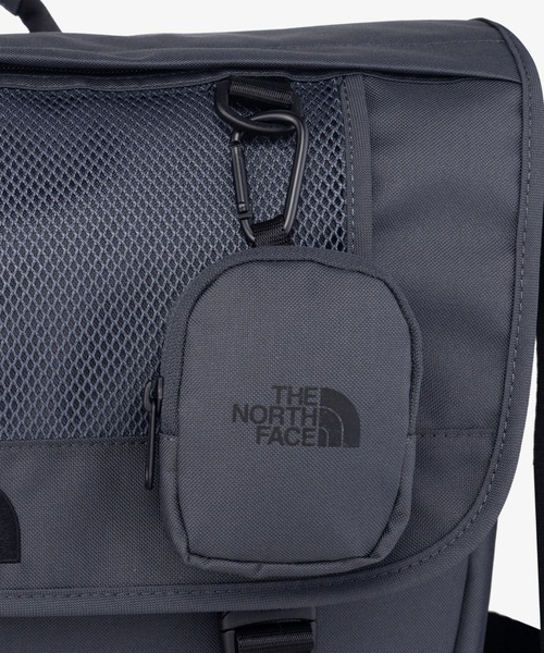 THE NORTH FACE(ザノースフェイス)の「国内未発売 THE NORTH FACE(ザ・ノースフェイス)/カラビナミニポーチ付 A4 対応 収納ポケット多数 ショルダーバッグ/SUPER MESSENGER BAG L(ショルダーバッグ・レディース・ブラック/ホワイト/チャコールグレー・FREE)」の10枚目の写真