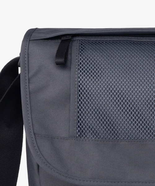 THE NORTH FACE(ザノースフェイス)の「国内未発売 THE NORTH FACE(ザ・ノースフェイス)/カラビナミニポーチ付 A4 対応 収納ポケット多数 ショルダーバッグ/SUPER MESSENGER BAG L(ショルダーバッグ・レディース・ブラック/ホワイト/チャコールグレー・FREE)」の12枚目の写真