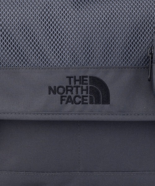 THE NORTH FACE(ザノースフェイス)の「国内未発売 THE NORTH FACE(ザ・ノースフェイス)/カラビナミニポーチ付 A4 対応 収納ポケット多数 ショルダーバッグ/SUPER MESSENGER BAG L(ショルダーバッグ・レディース・ブラック/ホワイト/チャコールグレー・FREE)」の9枚目の写真