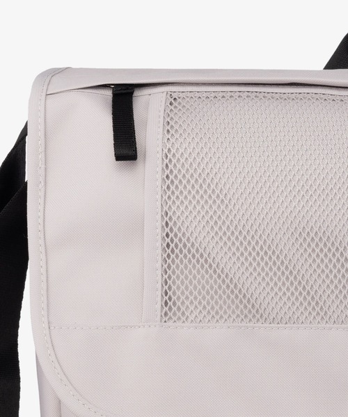 THE NORTH FACE(ザノースフェイス)の「国内未発売 THE NORTH FACE(ザ・ノースフェイス)/カラビナミニポーチ付 A4 対応 収納ポケット多数 ショルダーバッグ/SUPER MESSENGER BAG L(ショルダーバッグ・レディース・ブラック/ホワイト/チャコールグレー・FREE)」の7枚目の写真