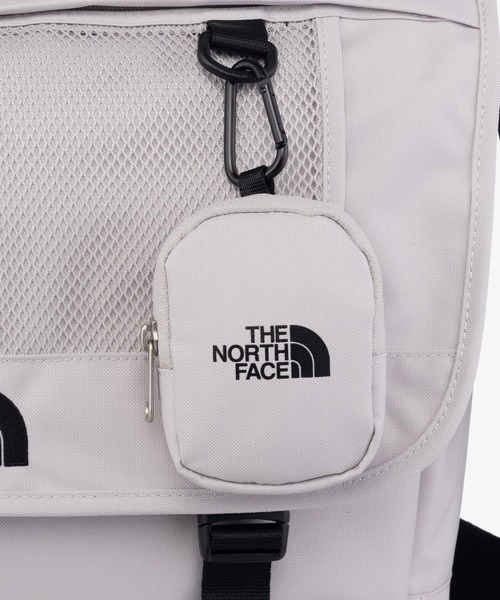THE NORTH FACE(ザノースフェイス)の「国内未発売 THE NORTH FACE(ザ・ノースフェイス)/カラビナミニポーチ付 A4 対応 収納ポケット多数 ショルダーバッグ/SUPER MESSENGER BAG L(ショルダーバッグ・レディース・ブラック/ホワイト/チャコールグレー・FREE)」の5枚目の写真