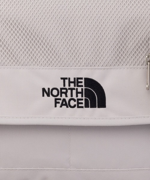 THE NORTH FACE(ザノースフェイス)の「国内未発売 THE NORTH FACE(ザ・ノースフェイス)/カラビナミニポーチ付 A4 対応 収納ポケット多数 ショルダーバッグ/SUPER MESSENGER BAG L(ショルダーバッグ・レディース・ブラック/ホワイト/チャコールグレー・FREE)」の4枚目の写真